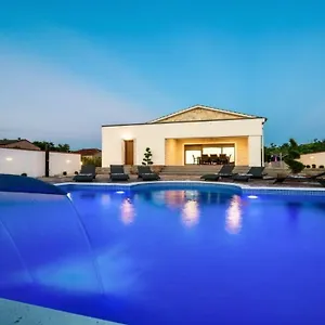  Villa Mary With Pool And Sauna, Near The Town Nin